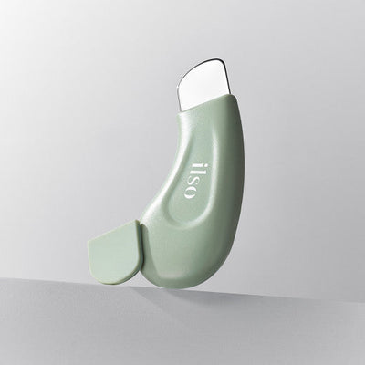 ilso Deep Clean Master/Blackhead Remover Tool with ergonomic silicone body and stainless steel spatula tip for deep pore cleansing and exfoliation.